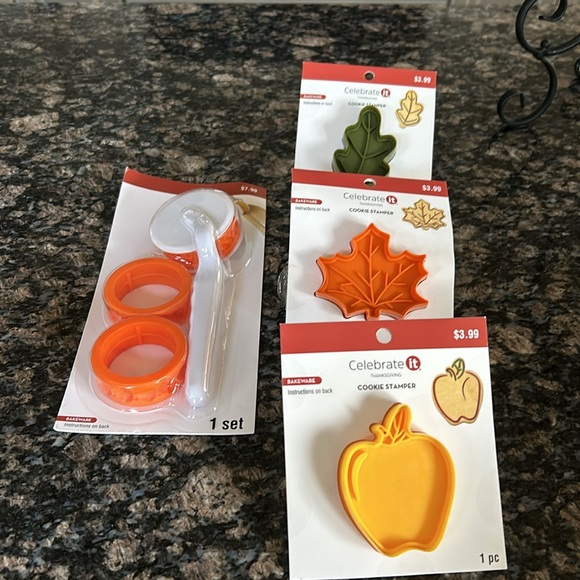 CELEBRATE IT ROLLING EMBOSSER & CUTTER AND 3 COOKIE STAMPERS NWT - Picture 1 of 8